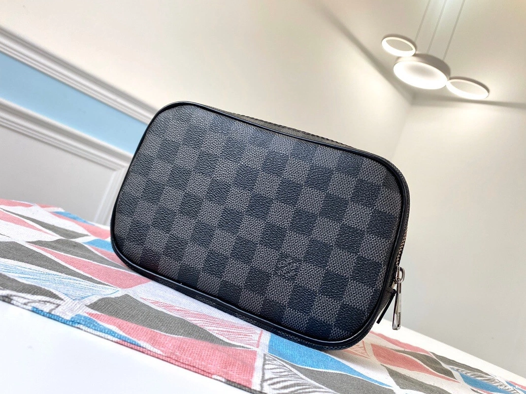 TOILETRY POUCH PM VUITTON LOUIS 0408